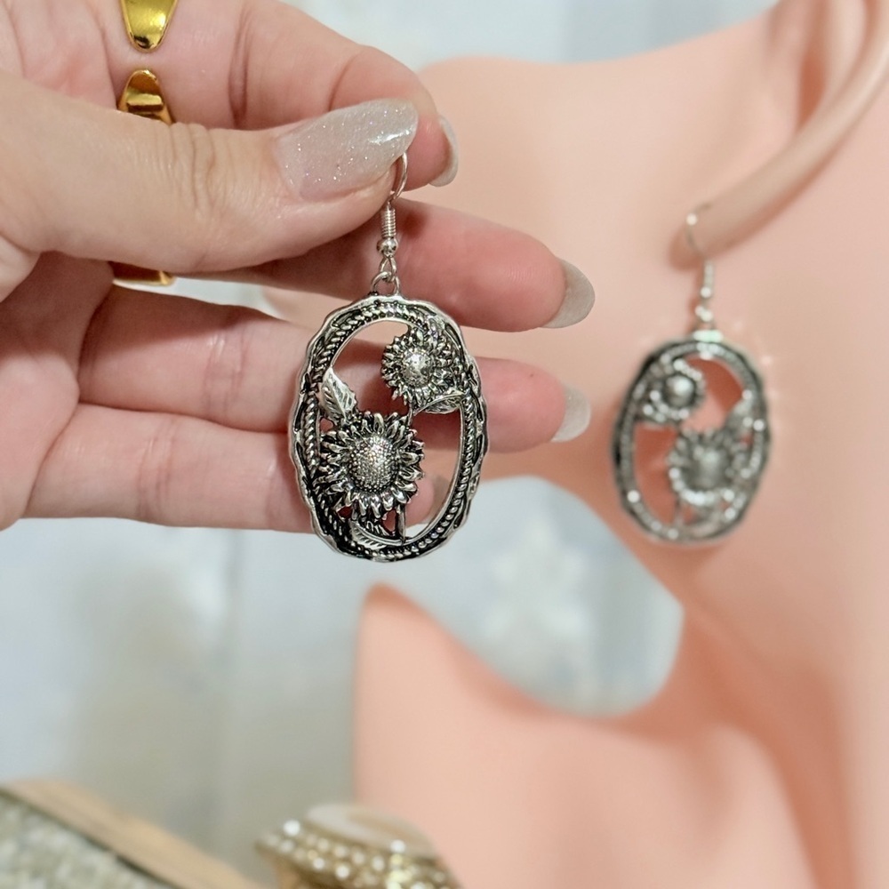 Western Silver Floral Earrings - Picture 3 of 7